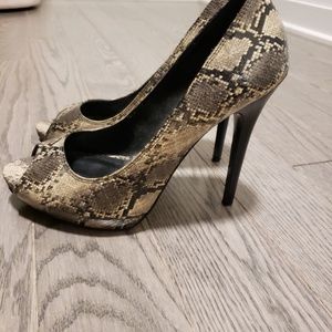 Peep toe pumps